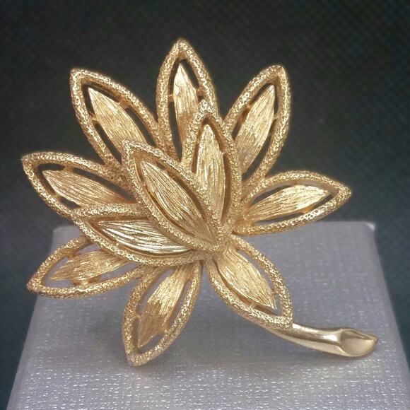 Avon Lotus Brooch Precious Pretenders Vintage Blossom Pin Textured Gold Tone 70s - Picture 1 of 10